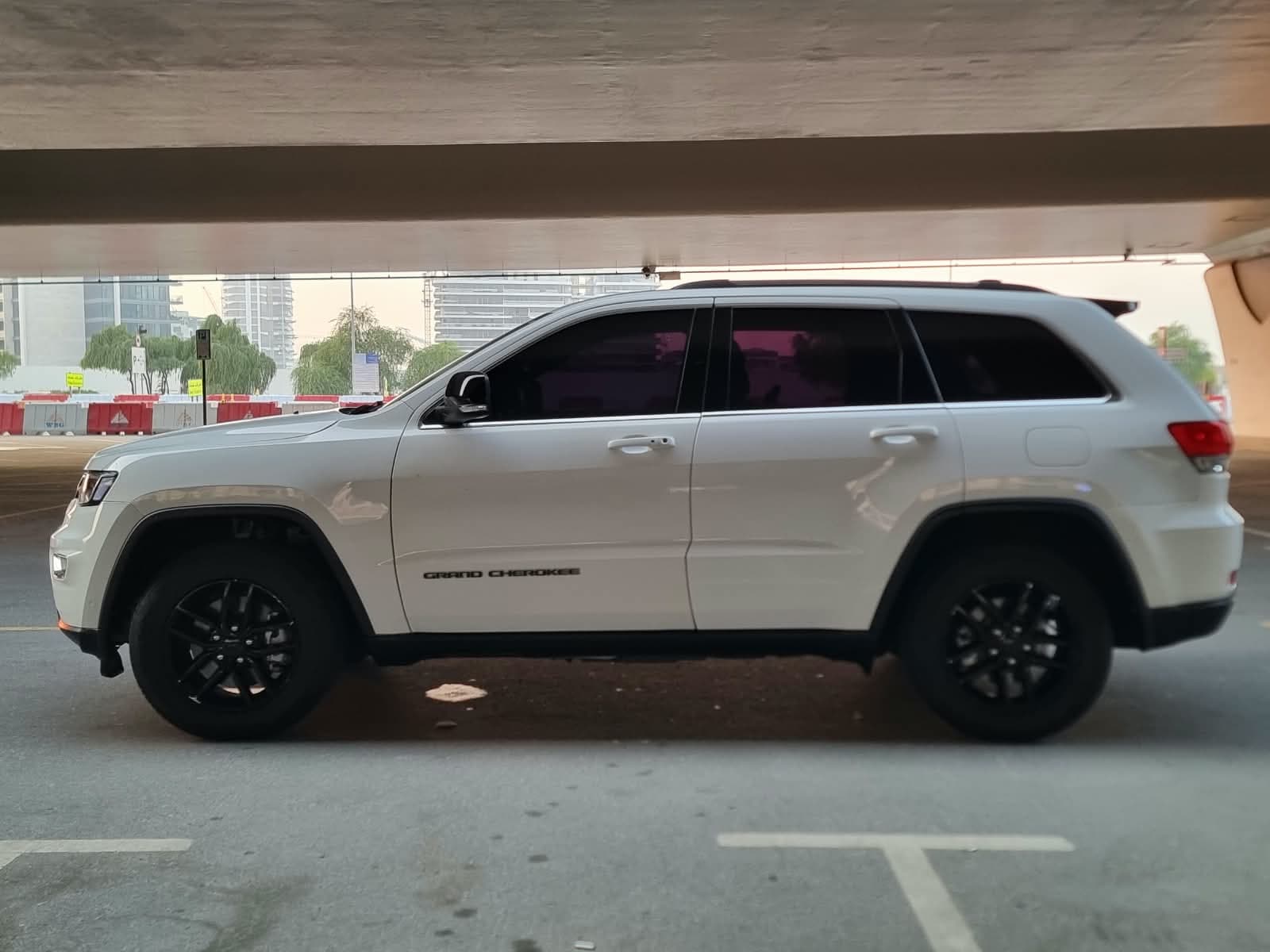 2017 Jeep Grand Cherokee 4x4 for sale Dubai, Carology photo 4