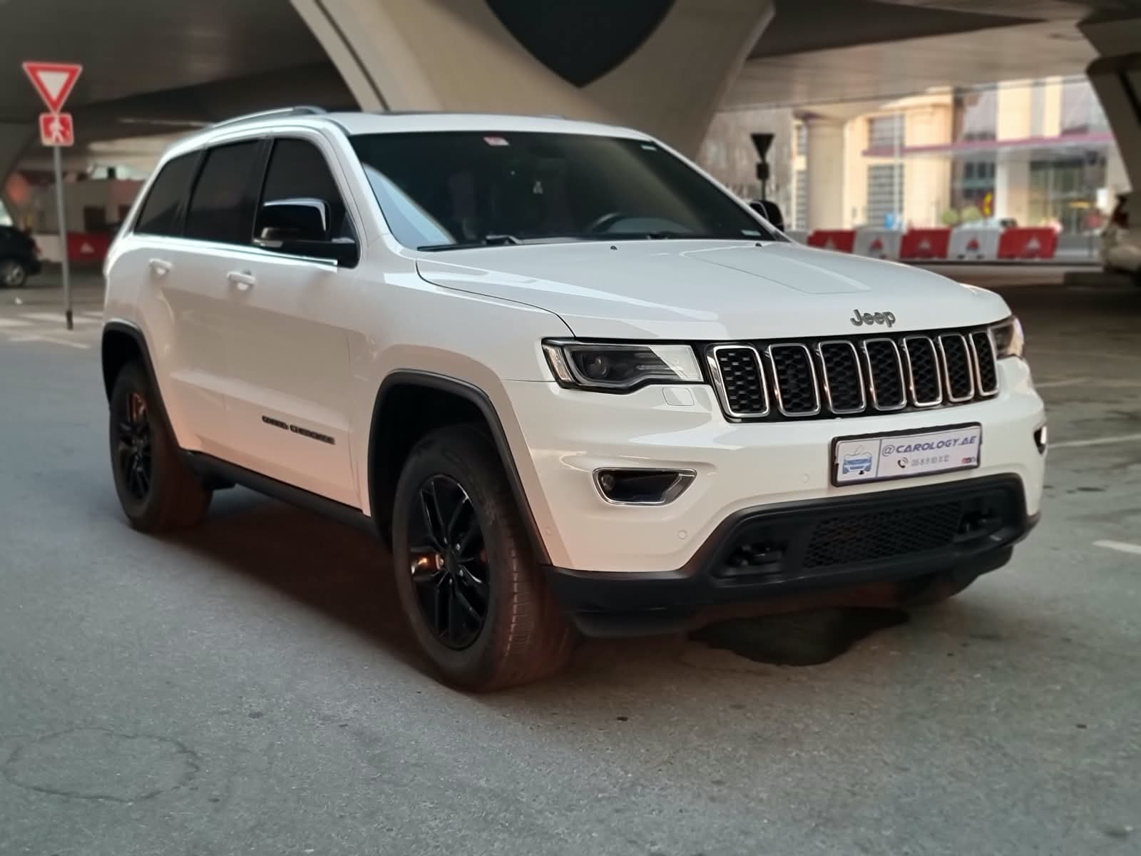 2017 Jeep Grand Cherokee 4x4 for sale Dubai, Carology photo 5