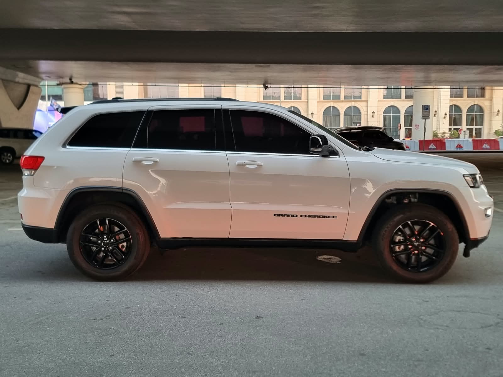2017 Jeep Grand Cherokee 4x4 for sale Dubai, Carology photo 9