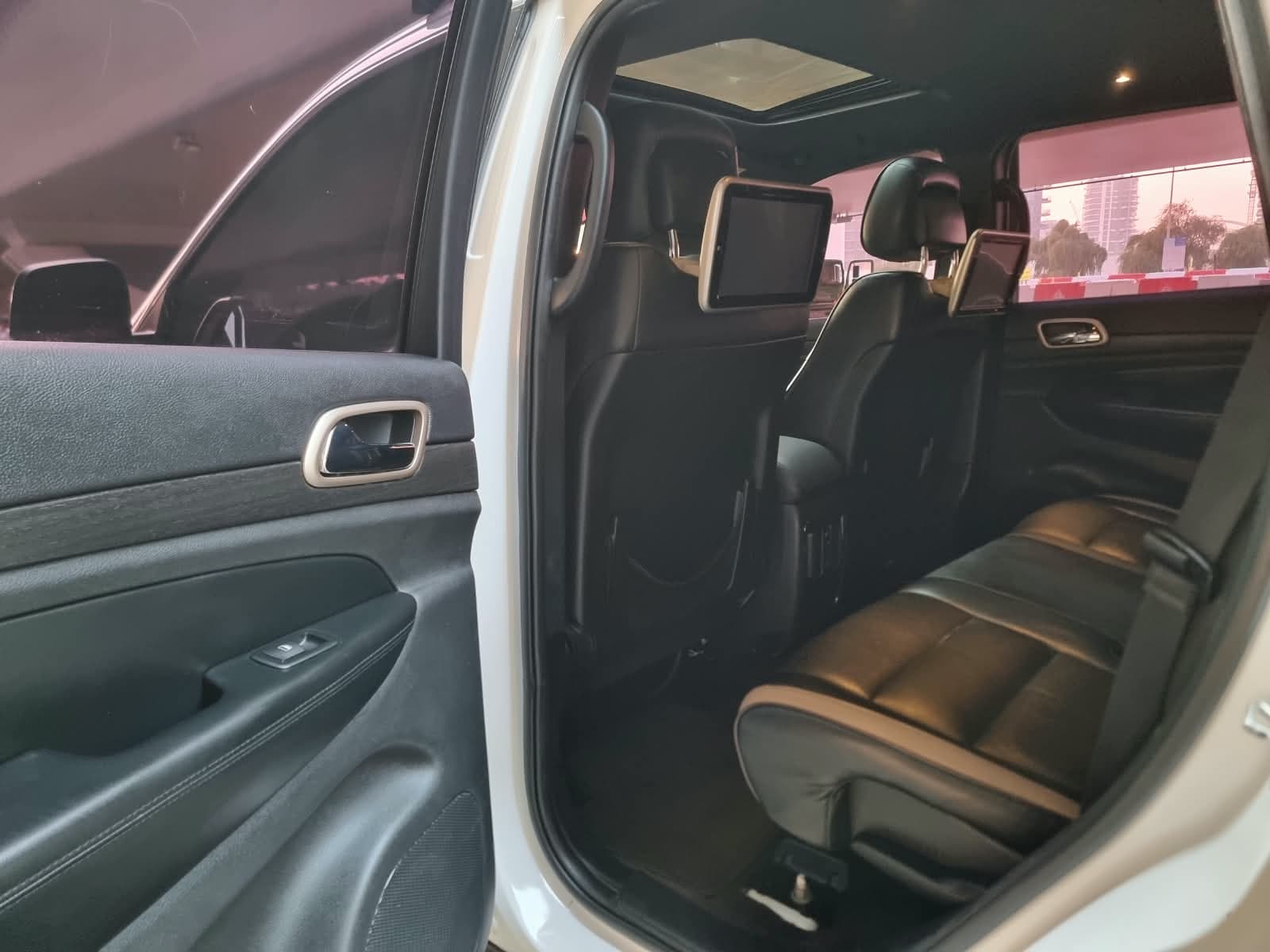 2017 Jeep Grand Cherokee 4x4 for sale Dubai, Carology photo 24